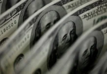 Dólar cai para R$ 5,42 e fecha no menor valor em um mês