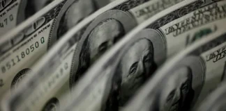 Dólar cai para R$ 5,42 e fecha no menor valor em um mês
