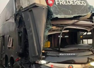 Ônibus da dupla João Neto e Frederico sofre acidente em rodovia