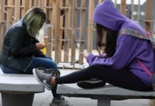 Celular em sala desafia dia a dia de professores, dizem pesquisadores