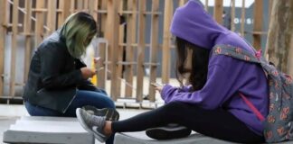 Celular em sala desafia dia a dia de professores, dizem pesquisadores