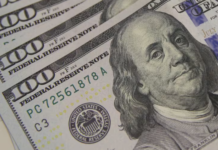 Dólar sobe quase 1%, a R$ 5,76, maior nível desde março de 2021, e Ibovespa cai