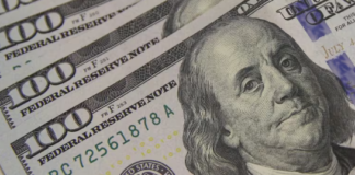 Dólar sobe quase 1%, a R$ 5,76, maior nível desde março de 2021, e Ibovespa cai