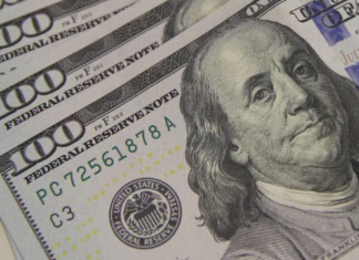 Dólar sobe quase 1%, a R$ 5,76, maior nível desde março de 2021, e Ibovespa cai