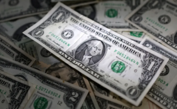 Dólar encerra outubro com alta de 6,10% a R$ 5,78; bolsa cai 1,58%