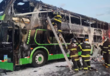 Ônibus pega fogo na Rodovia dos Bandeirantes em Jundiaí