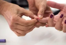 Professor fura 45 alunos com a mesma agulha para teste sanguíneo no ES