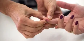 Professor fura 45 alunos com a mesma agulha para teste sanguíneo no ES