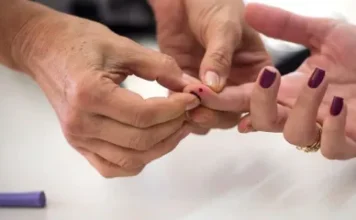 Professor fura 45 alunos com a mesma agulha para teste sanguíneo no ES
