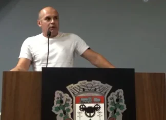 O caçador virou caça: Pedido de impeachment contra Vereador Leandro Bizetto é protocolado na Câmara.