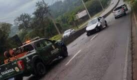 Motorista perde o controle e colide com mureta de concreto na Av. Antônio Pincinato, em Jundiaí