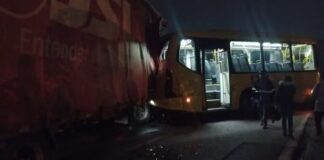 Acidente entre carreta e ônibus deixa três feridos e interdita trecho da Rodovia Dom Gabriel, em Jundiaí