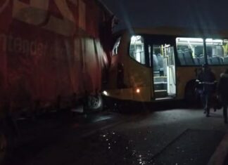 Acidente entre carreta e ônibus deixa três feridos e interdita trecho da Rodovia Dom Gabriel, em Jundiaí