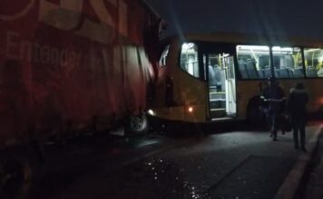 Acidente entre carreta e ônibus deixa três feridos e interdita trecho da Rodovia Dom Gabriel, em Jundiaí