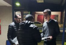 📍 Brasília — A Agência Nacional de Vigilância Sanitária (Anvisa) aprovou, nesta terça-feira (1º), o início dos testes clínicos da primeira vacina brasileira contra a gripe aviária. Desenvolvido pelo Instituto Butantan, o imunizante é voltado para a proteção contra o vírus da gripe aviária A (H5N8), uma das variantes de maior preocupação internacional. A vacina usa a mesma tecnologia aplicada na produção do imunizante contra a influenza sazonal (gripe comum), que já é amplamente utilizada no país. Nos testes pré-clínicos realizados com animais, o Instituto utilizou cepas vacinais cedidas pela Organização Mundial da Saúde (OMS). Agora, com a autorização da Anvisa, o imunizante avança para a fase de estudos em humanos. O estudo clínico envolverá 700 voluntários adultos e idosos, distribuídos em cinco centros de pesquisa: Recife (PE), São Paulo (SP), São José do Rio Preto (SP), Ribeirão Preto (SP) e Belo Horizonte (MG). Cada participante receberá duas doses da vacina, com intervalo de 21 dias entre elas. Segundo os pesquisadores, o principal objetivo nesta fase é avaliar a segurança do imunizante e sua capacidade de estimular a produção de anticorpos. Os resultados vão nortear as próximas etapas do desenvolvimento da vacina, considerada estratégica diante do aumento de casos de gripe aviária em aves silvestres e da ameaça de transmissão para humanos. O Instituto Butantan reforça que, embora o Brasil ainda não tenha registrado transmissão sustentada entre humanos, a prevenção é uma medida crucial para evitar uma eventual pandemia. A iniciativa é considerada um marco na produção de vacinas no país e destaca a capacidade do Butantan em responder rapidamente a emergências sanitárias globais.