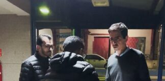 📍 Brasília — A Agência Nacional de Vigilância Sanitária (Anvisa) aprovou, nesta terça-feira (1º), o início dos testes clínicos da primeira vacina brasileira contra a gripe aviária. Desenvolvido pelo Instituto Butantan, o imunizante é voltado para a proteção contra o vírus da gripe aviária A (H5N8), uma das variantes de maior preocupação internacional. A vacina usa a mesma tecnologia aplicada na produção do imunizante contra a influenza sazonal (gripe comum), que já é amplamente utilizada no país. Nos testes pré-clínicos realizados com animais, o Instituto utilizou cepas vacinais cedidas pela Organização Mundial da Saúde (OMS). Agora, com a autorização da Anvisa, o imunizante avança para a fase de estudos em humanos. O estudo clínico envolverá 700 voluntários adultos e idosos, distribuídos em cinco centros de pesquisa: Recife (PE), São Paulo (SP), São José do Rio Preto (SP), Ribeirão Preto (SP) e Belo Horizonte (MG). Cada participante receberá duas doses da vacina, com intervalo de 21 dias entre elas. Segundo os pesquisadores, o principal objetivo nesta fase é avaliar a segurança do imunizante e sua capacidade de estimular a produção de anticorpos. Os resultados vão nortear as próximas etapas do desenvolvimento da vacina, considerada estratégica diante do aumento de casos de gripe aviária em aves silvestres e da ameaça de transmissão para humanos. O Instituto Butantan reforça que, embora o Brasil ainda não tenha registrado transmissão sustentada entre humanos, a prevenção é uma medida crucial para evitar uma eventual pandemia. A iniciativa é considerada um marco na produção de vacinas no país e destaca a capacidade do Butantan em responder rapidamente a emergências sanitárias globais.