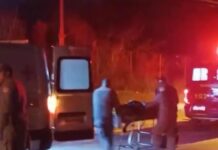 Motociclista fica gravemente ferido após colisão com caminhão parado