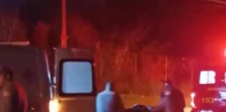 Motociclista fica gravemente ferido após colisão com caminhão parado