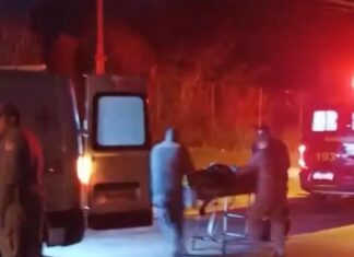 Motociclista fica gravemente ferido após colisão com caminhão parado