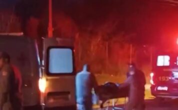Motociclista fica gravemente ferido após colisão com caminhão parado
