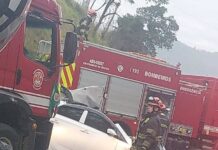 Grave acidente entre carro e ônibus bloqueia rodovia em Franco da Rocha