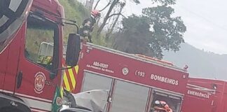 Grave acidente entre carro e ônibus bloqueia rodovia em Franco da Rocha