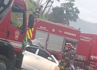 Grave acidente entre carro e ônibus bloqueia rodovia em Franco da Rocha