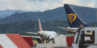 Tragédia em aeroporto na Itália: homem morre ao ser sugado por motor de avião em Bérgamo