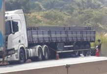 Motociclista morre após colisão com carreta na Rodovia Fernão Dias, em Atibaia