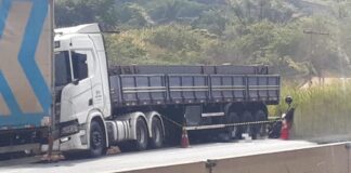 Motociclista morre após colisão com carreta na Rodovia Fernão Dias, em Atibaia