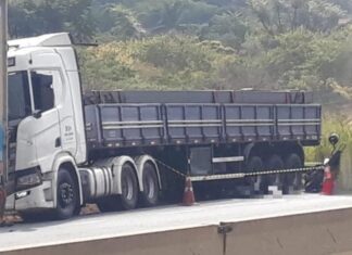 Motociclista morre após colisão com carreta na Rodovia Fernão Dias, em Atibaia