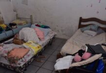 Sete idosos e uma jovem são resgatados de abrigo clandestino em condições insalubres em Guaianases