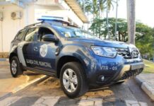 Mulher joga carro contra viatura da GCM para pedir socorro após ser ameaçada pelo companheiro em Jarinu