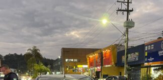 O Ministério da Saúde recebeu, nesta sexta-feira (11), o primeiro lote de insulinas produzidas no Brasil por meio do programa Parcerias para o Desenvolvimento Produtivo (PDP), parte da Estratégia Nacional para o Desenvolvimento do Complexo Econômico-Industrial da Saúde. Com a iniciativa, o país volta a fabricar o medicamento com tecnologia totalmente nacional, após transferência de know-how da farmacêutica indiana Wockhardt para a Fundação Ezequiel Dias (Funed) e a empresa brasileira Biomm. A entrega simbólica do lote, com 207.385 unidades — sendo 67.317 frascos de insulina regular e 140.068 de insulina NPH —, aconteceu na fábrica da Biomm em Nova Lima (MG), com a presença do ministro da Saúde, Alexandre Padilha. Segundo a pasta, quando a transferência de tecnologia estiver concluída, o Brasil será capaz de produzir 50% da demanda do Sistema Único de Saúde (SUS) por insulinas NPH e regular. O investimento total no projeto é de R$ 142 milhões, destinados à aquisição da tecnologia e ao fortalecimento da capacidade produtiva nacional. Estima-se que cerca de 350 mil pessoas com diabetes sejam beneficiadas diretamente pela iniciativa. Os contratos já firmados preveem a entrega, à rede pública de saúde, de 8,01 milhões de unidades de insulina — entre frascos e canetas — nos anos de 2025 e 2026. Além de reduzir a dependência de importações, a medida também fortalece a indústria farmacêutica brasileira e garante maior segurança no abastecimento do medicamento essencial para o tratamento de diabetes.