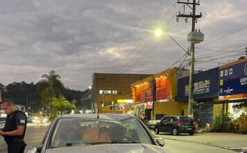 O Ministério da Saúde recebeu, nesta sexta-feira (11), o primeiro lote de insulinas produzidas no Brasil por meio do programa Parcerias para o Desenvolvimento Produtivo (PDP), parte da Estratégia Nacional para o Desenvolvimento do Complexo Econômico-Industrial da Saúde. Com a iniciativa, o país volta a fabricar o medicamento com tecnologia totalmente nacional, após transferência de know-how da farmacêutica indiana Wockhardt para a Fundação Ezequiel Dias (Funed) e a empresa brasileira Biomm. A entrega simbólica do lote, com 207.385 unidades — sendo 67.317 frascos de insulina regular e 140.068 de insulina NPH —, aconteceu na fábrica da Biomm em Nova Lima (MG), com a presença do ministro da Saúde, Alexandre Padilha. Segundo a pasta, quando a transferência de tecnologia estiver concluída, o Brasil será capaz de produzir 50% da demanda do Sistema Único de Saúde (SUS) por insulinas NPH e regular. O investimento total no projeto é de R$ 142 milhões, destinados à aquisição da tecnologia e ao fortalecimento da capacidade produtiva nacional. Estima-se que cerca de 350 mil pessoas com diabetes sejam beneficiadas diretamente pela iniciativa. Os contratos já firmados preveem a entrega, à rede pública de saúde, de 8,01 milhões de unidades de insulina — entre frascos e canetas — nos anos de 2025 e 2026. Além de reduzir a dependência de importações, a medida também fortalece a indústria farmacêutica brasileira e garante maior segurança no abastecimento do medicamento essencial para o tratamento de diabetes.