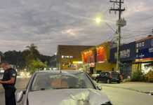 Motorista perde o controle e bate em coqueiros em frente ao Mercado São José em Campo Limpo Paulista