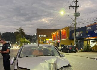 Motorista perde o controle e bate em coqueiros em frente ao Mercado São José em Campo Limpo Paulista