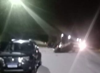 Carro capota após colisão na Marginal do Rio Jundiaí, em Várzea Paulista