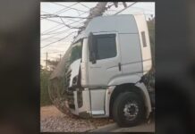 Caminhão colide com poste e mobiliza equipes da CPFL em Jundiaí