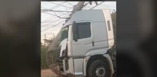 Caminhão colide com poste e mobiliza equipes da CPFL em Jundiaí