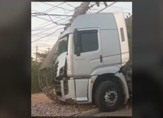 Caminhão colide com poste e mobiliza equipes da CPFL em Jundiaí