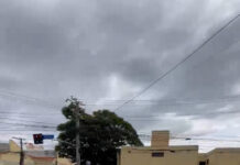 Carro carregado de vidros perde carga em ponte e complica trânsito em Jundiaí