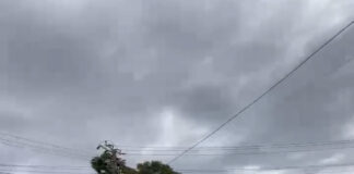 Carro carregado de vidros perde carga em ponte e complica trânsito em Jundiaí