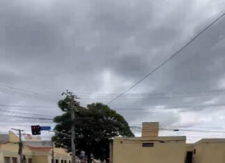 Carro carregado de vidros perde carga em ponte e complica trânsito em Jundiaí