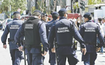 Bebê é salvo por GCM após engasgar