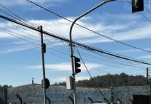 Carro bate em poste no Caxambu em Jundiaí