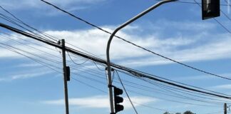 Carro bate em poste no Caxambu em Jundiaí