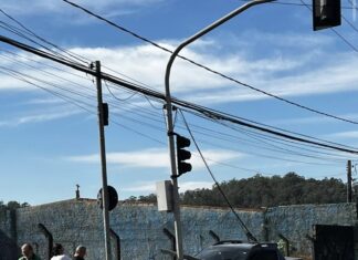 Carro bate em poste no Caxambu em Jundiaí