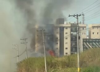 Incêndio atinge vegetação e rede elétrica na Hermenegildo Tonoli, em Jundiaí, e assusta motoristas