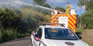 Bombeiros combatem incêndio em vegetação na Estrada Duílio Sai, em Itupeva